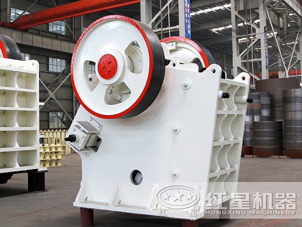 69顎式破碎機(jī)側(cè)面圖